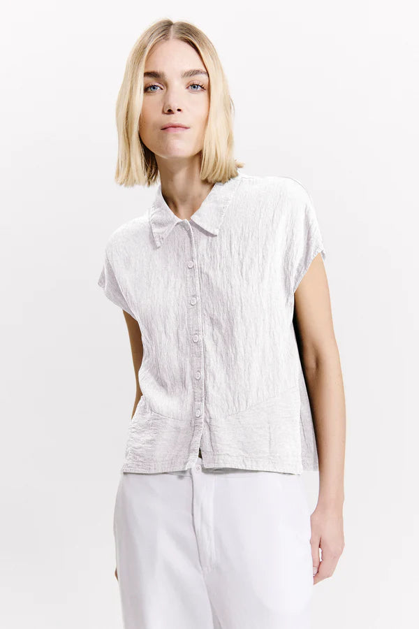 Transit Shirt with shaped bottom flounce in embossed viscose effect