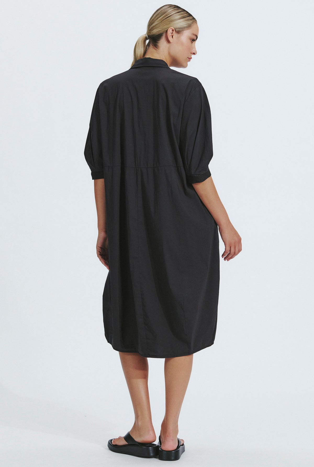 Transit Bombe&#39;-shaped calf-length dress with buttoned polo shirt opening