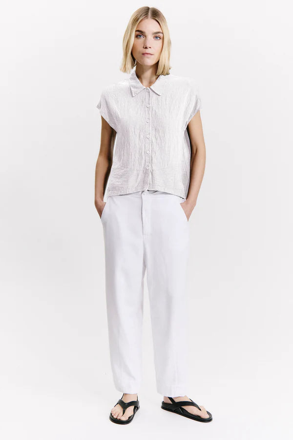 Transit Shirt with shaped bottom flounce in embossed viscose effect