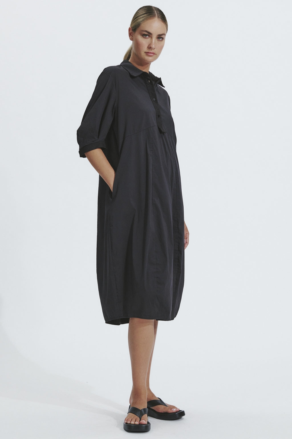 Transit Bombe&#39;-shaped calf-length dress with buttoned polo shirt opening