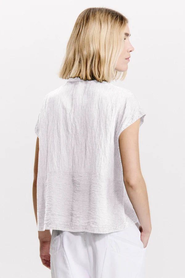 Transit Shirt with shaped bottom flounce in embossed viscose effect