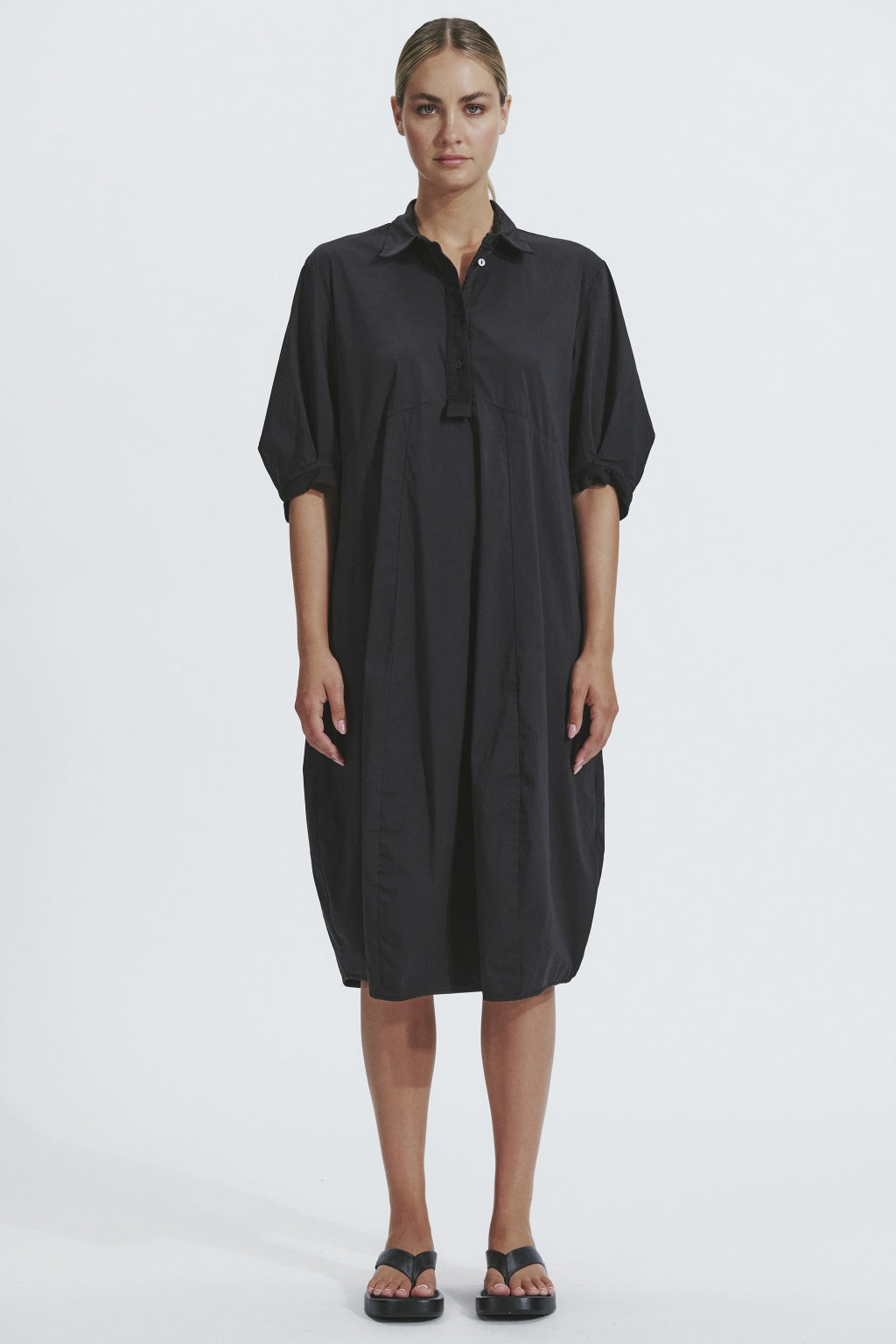 Transit Bombe&#39;-shaped calf-length dress with buttoned polo shirt opening