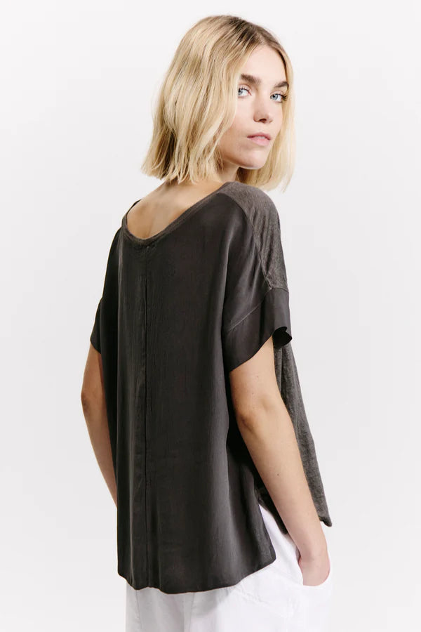 Transit Half-sleeve Over Shirt in linen jersey in front with viscose on back